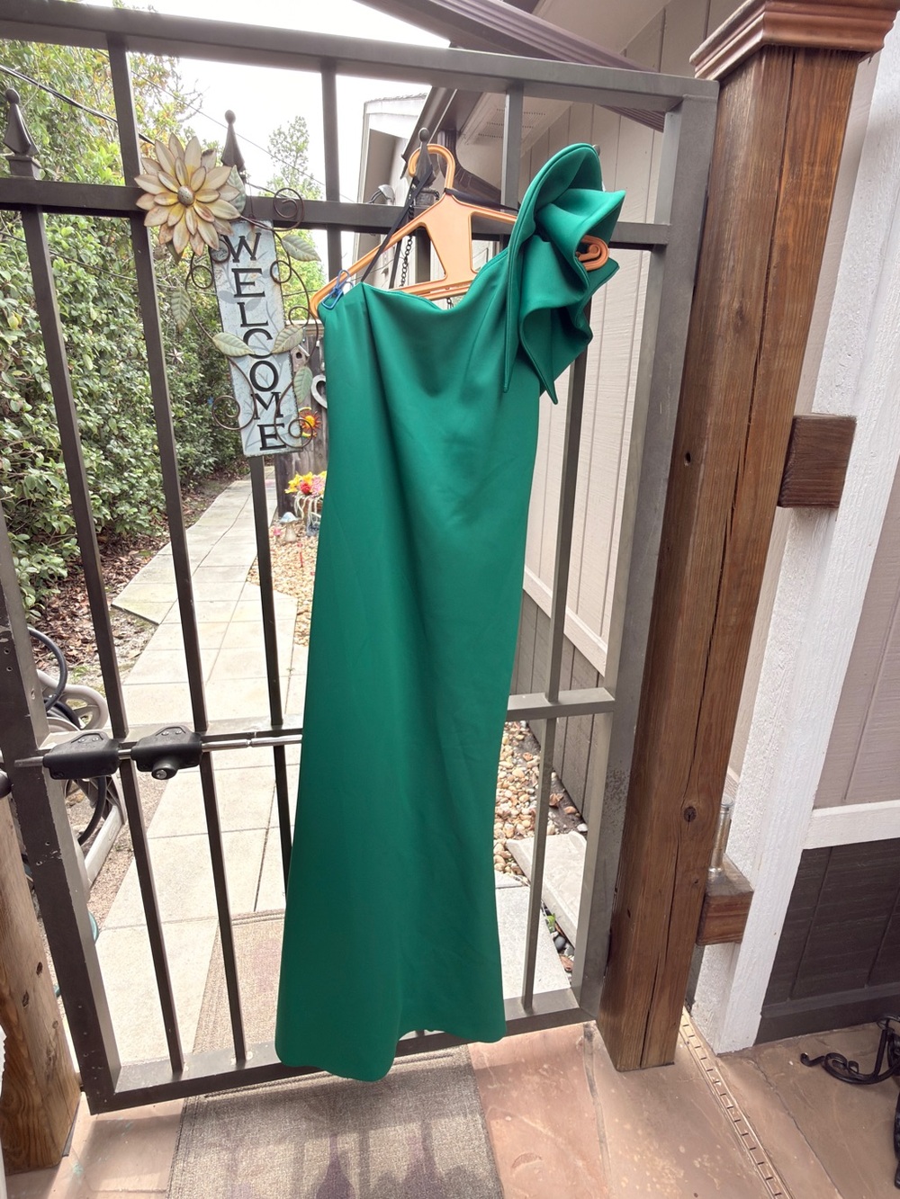 Elegant One-Shoulder Emerald Green Evening Dress with Ruffle Detail